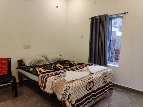 Schlafzimmer mit einem Bett und einem Fenster in der Unterkunft Niyam Beach Stay in Gokarna
