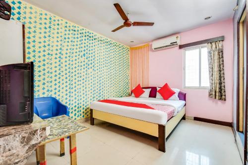 a bedroom with a bed and a tv in it at SPOT ON Hotel Wonderfull Inn in Visakhapatnam
