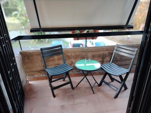 - une terrasse avec 2 chaises et une table dans l'établissement Calipso, à Catane