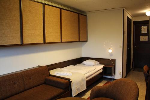 um quarto de hotel com uma cama e um sofá em Ali baba's Amigo, vandrarhem long stay em Emmaboda
