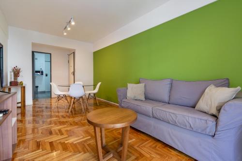 uma sala de estar com um sofá e uma mesa em Departamento familiar con excelente ubicación - BA 3 em Buenos Aires