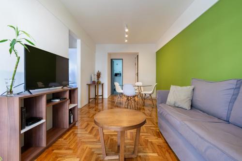 uma sala de estar com um sofá e uma mesa em Departamento familiar con excelente ubicación - BA 3 em Buenos Aires