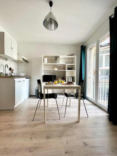 - une cuisine avec une table au milieu d'une pièce dans l'établissement Studio Marseille au vieux port plein centre au calme, à Marseille