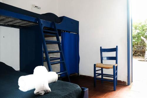 Un dormitorio con una litera con un osito de peluche blanco sentado en la cama en Pantelleria, villetta sul mare, en Scauri
