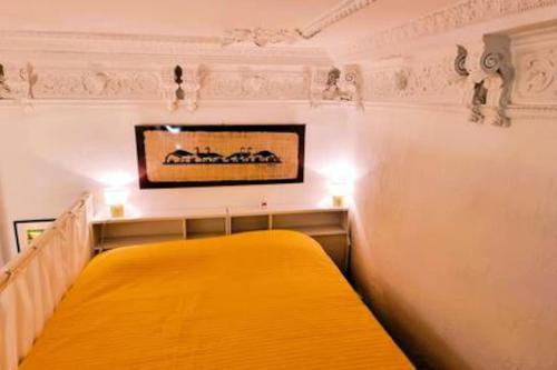 - une chambre avec un lit jaune dans l'établissement APPARTEMENT AU CENTRE VILLE, à Marseille