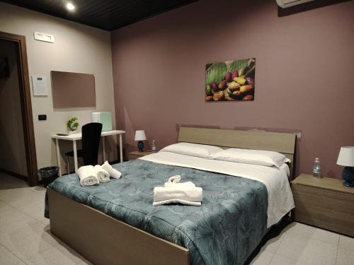 sypialnia z łóżkiem z ręcznikami w obiekcie Calipso Bed&Breakfast w Katanii