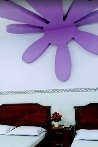 Een bed of bedden in een kamer bij Khách sạn Hoà Bình