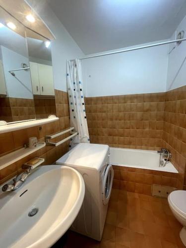 une salle de bain avec un lavabo, des toilettes et un miroir dans l'établissement Grand studio vue mer - Plages à pied - Parking, à Antibes