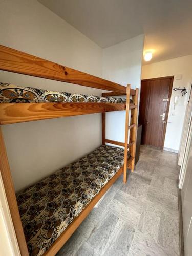 une chambre avec deux lits superposés dans une pièce dans l'établissement Grand studio vue mer - Plages à pied - Parking, à Antibes