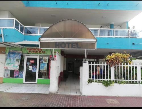 un hotel con un edificio azul con balcón en HOTEL HERNANDO HENRY en San Andrés