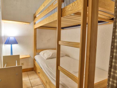 Cette chambre comprend des lits superposés. dans l'établissement Appartement chaleureux 37m² au pied des pistes avec wifi et parking - FR-1-505-20, à Flumet