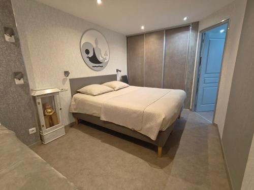 a bedroom with a large bed and a window at Au Jardin d'Edel Gîtes Centre Alsace in Dieffenthal