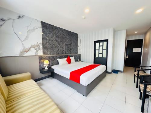 um quarto de hotel com uma cama e um sofá em Centara Saigon Hotel - 270 Ly Tu Trong em Ho Chi Minh