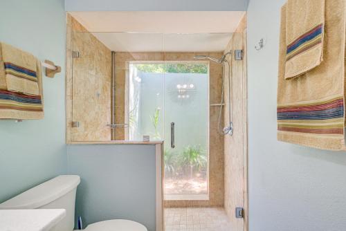 ein Bad mit WC und Glastür in der Unterkunft Lovely Crystal River Home with Lanai and Pool! in Crystal River