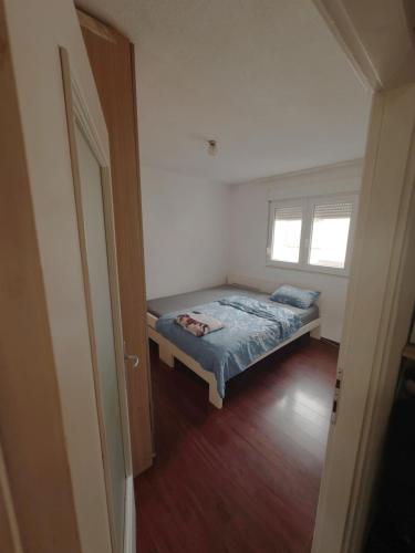 - une petite chambre avec un lit et une fenêtre dans l'établissement Stan - Mostar, à Mostar