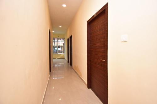 un corridoio con porta in legno in un edificio di OYO Stay hub park street a Calcutta
