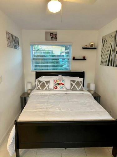 a bedroom with a large bed in a room at Cozy apartment near Seminole Hard Rock Cafe in Hollywood