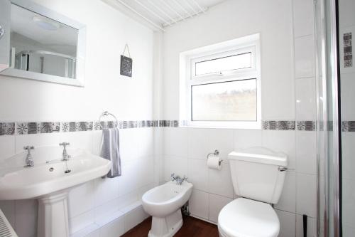 Bilik mandi di Spacious 3 bedroom Cottage in Whalley