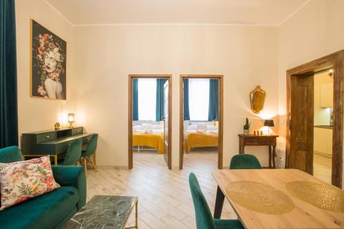 Una sala de estar con un sofá azul y una mesa. en Apartament Piastowski, en Polanica-Zdrój