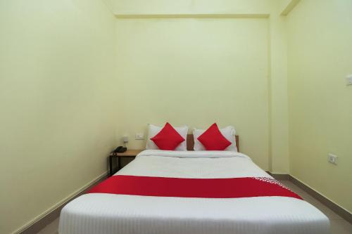 Tempat tidur dalam kamar di Flagship Sonal's Inn Allen Ganj