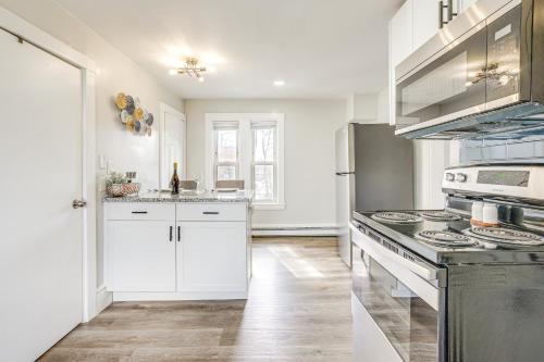 Кухня или мини-кухня в Weymouth Apartment Close to Beaches and Boston!
