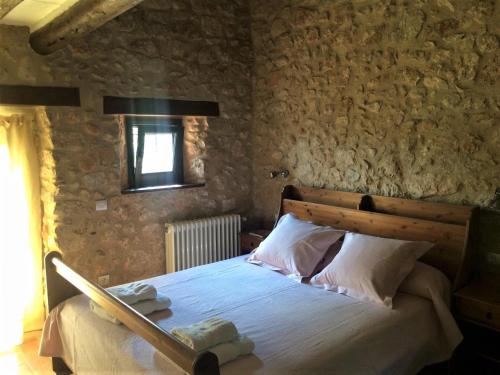 Кровать или кровати в номере Mas Coquells Rural - Habitació doble amb bany i terrassa privada