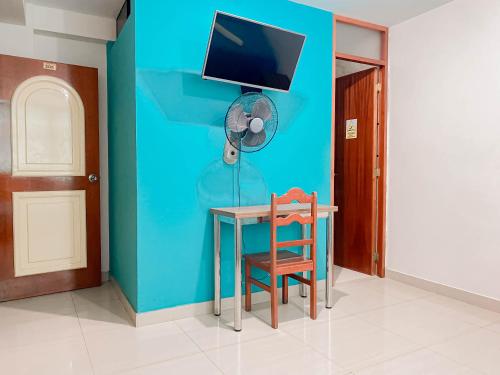um quarto com uma mesa, uma ventoinha e uma cadeira em Hotel Señor de Sipán em Chiclayo