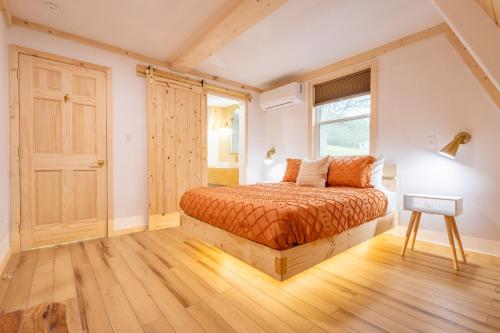 Ένα ή περισσότερα κρεβάτια σε δωμάτιο στο Valhalla Cabins AFrames with hot tubs
