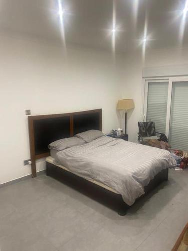 ein Schlafzimmer mit einem großen Bett in einem Zimmer in der Unterkunft 2 Bed Apartment in Gibraltar - Marina Views in Gibraltar
