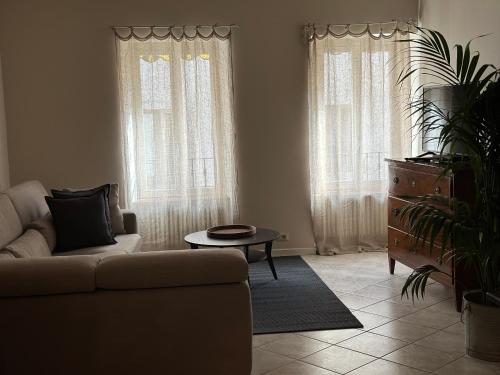 - un salon avec un canapé et une table dans l'établissement Hotel Ristorante San Giuseppe, à Cernobbio