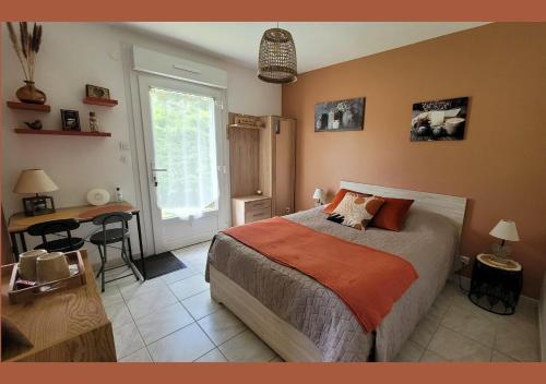 Llit o llits en una habitació de VIVRE BENAISE Chambre cosy & cuisine équipée