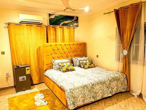 ein Schlafzimmer mit einem Bett und einem Teddybär auf dem Boden in der Unterkunft Maryluxe Stays 6Bd villa, West hills, Accra Ghana in Foso