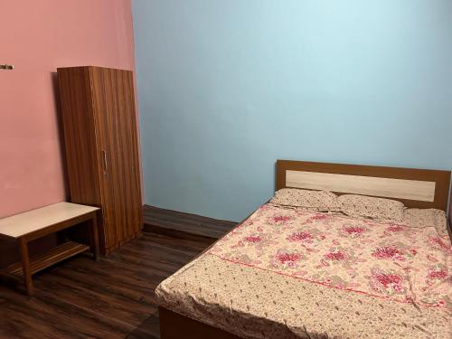 1 dormitorio con 1 cama, vestidor y 1 cama sidx sidx sidx sidx sidx sidx en Sangam palace en Bettiah