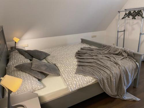uma cama com almofadas e um cobertor em Ellerau Home em Ellerau