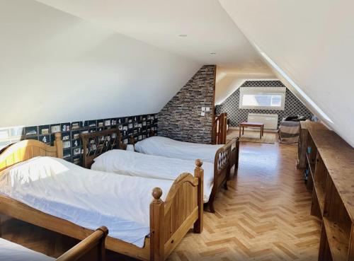 เตียงในห้องที่ Villa des Marées