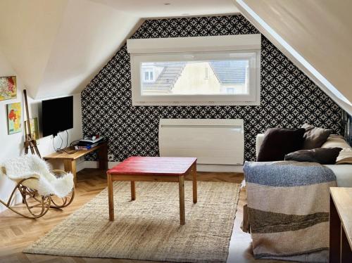 un salon avec un canapé et une table dans l'établissement Villa des Marées, à Asnelles