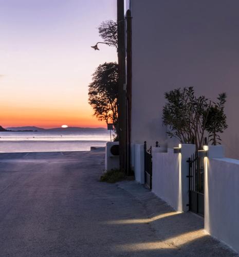 Salty Beach Cottage, 20m from Kini Beach