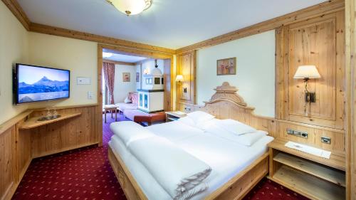 a bedroom with a large white bed in a room at Alpenromantik-Hotel Wirlerhof in Galtür