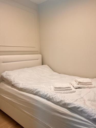 niepościelone łóżko z białą pościelą w pokoju w obiekcie Apartament Old Town Bednarska 22 w Elblągu