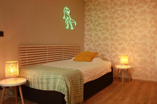 1 dormitorio con 1 cama y 2 mesas con luces en Château La Fontaine - stylish accomodation - green environment, en Mons