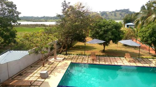 Uma vista da piscina em The Nilambara Lake View ou nos arredores