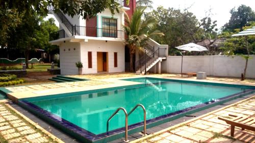 A piscina localizada em The Nilambara Lake View ou nos arredores