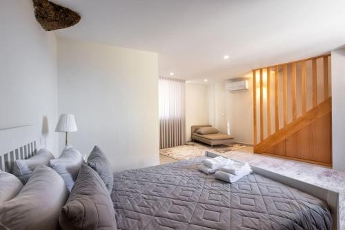 ein Schlafzimmer mit einem großen Bett und einem Sofa in der Unterkunft Casa da Varanda in Carralcova