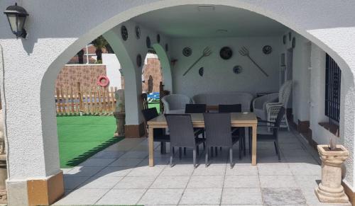 Khu vực ghế ngồi tại SE ALQUILA CHALET CON PISCINA Y YACUCCI