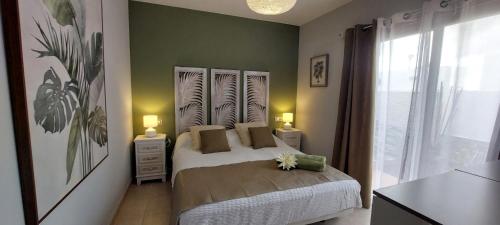 A bed or beds in a room at Villa Del Corazon Salinas Golf