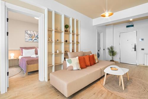 un soggiorno con un divano e un letto di Sandy Breeze - Jacuzzi & Sauna Infinity Resort a Mamaia Nord - Năvodari