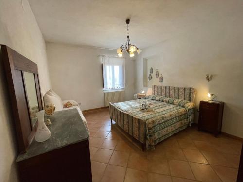 a bedroom with a bed and a couch and a window at Agriturismo Podere le Tombe in Palaia