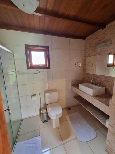 a bathroom with a toilet and a sink at Pousada Vilas di Espanha in Monte Verde