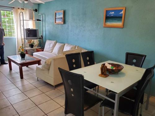 a living room with a table and a couch at Condominio 15, casa 3 Joyas de Ixtapa in Ixtapa