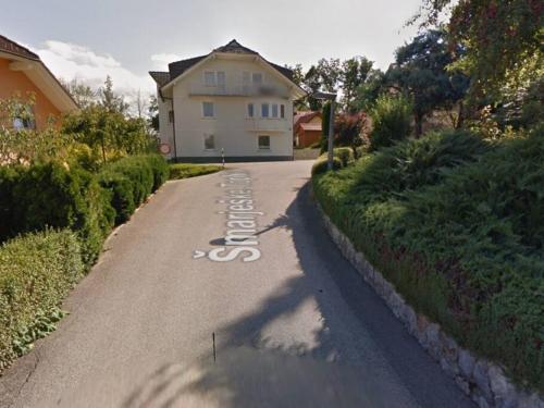 une route avec une maison et les mots ensemencés dans l'établissement Prostorno in prijetno stanovanje, à Smarjeske Toplice